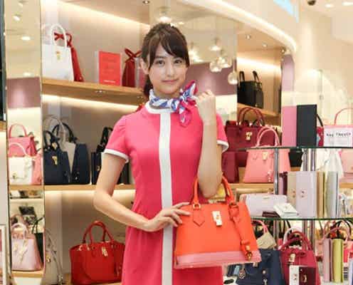 山本美月、ミニスカCA衣装でスラリ美脚披露