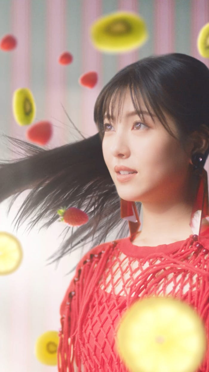 浜辺美波/新WEB動画より(提供写真)