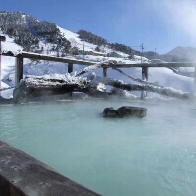 3位・群馬県～万座温泉 日進舘 （旧：万座温泉ホテル）「極楽湯」／画像提供：楽天