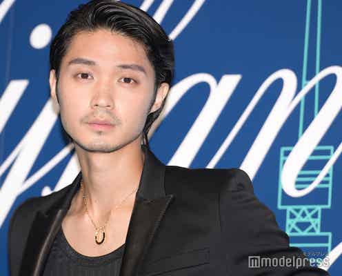 磯村勇斗、口元に髭を生やした最新ショット公開「可愛くてセクシー」「ワイルド」と反響