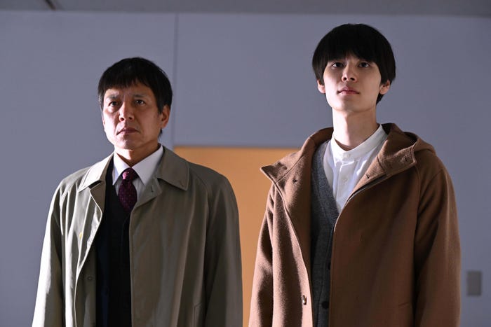 勝村政信、萩原利久「めぐる未来」第9話より(C)読売テレビ