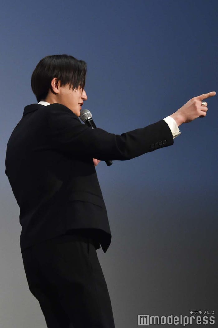 2択クイズでファンの回答を1人ずつ確認していく八木勇征(C)モデルプレス