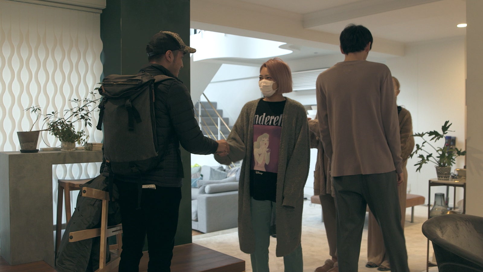 最後に握手する快と花「TERRACE HOUSE TOKYO 2019-2020」39th WEEK（C）フジテレビ／イースト・エンタテインメント