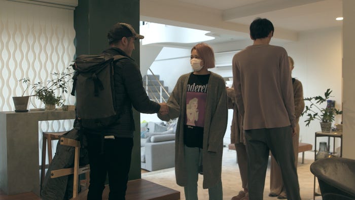 最後に握手する快と花「TERRACE HOUSE TOKYO 2019-2020」39th WEEK(C)フジテレビ/イースト・エンタテインメント