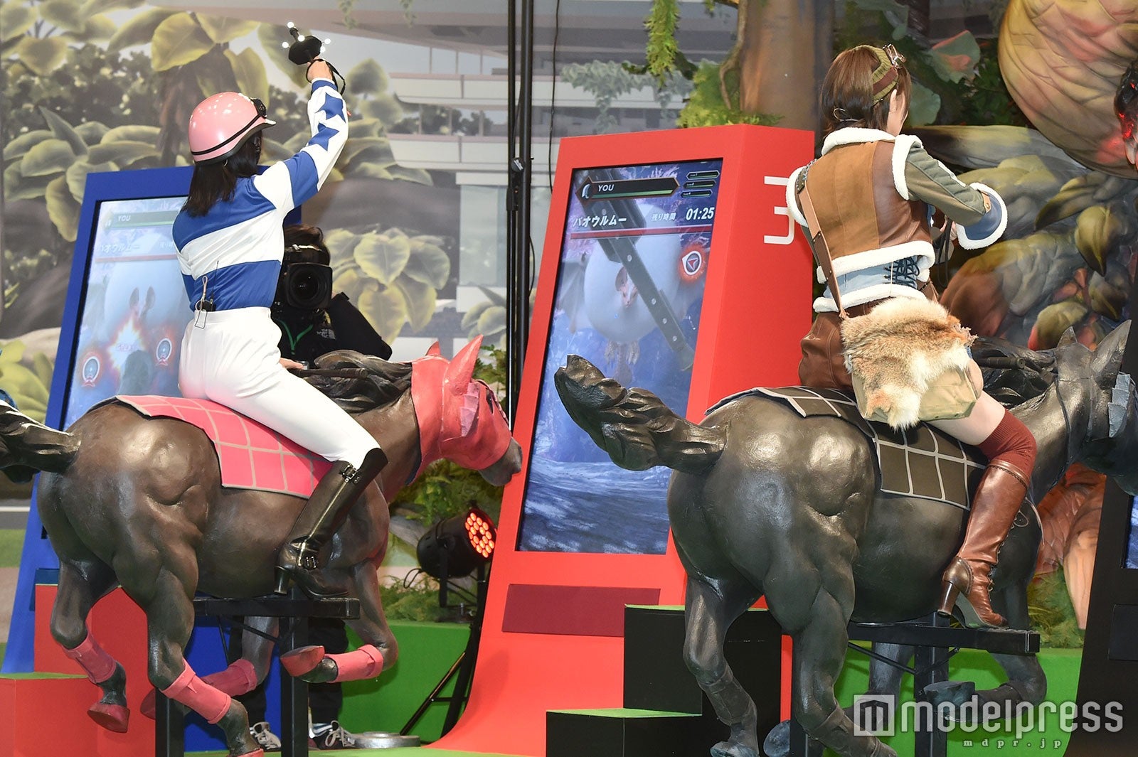 横山由依、岡田奈々 （C）モデルプレス