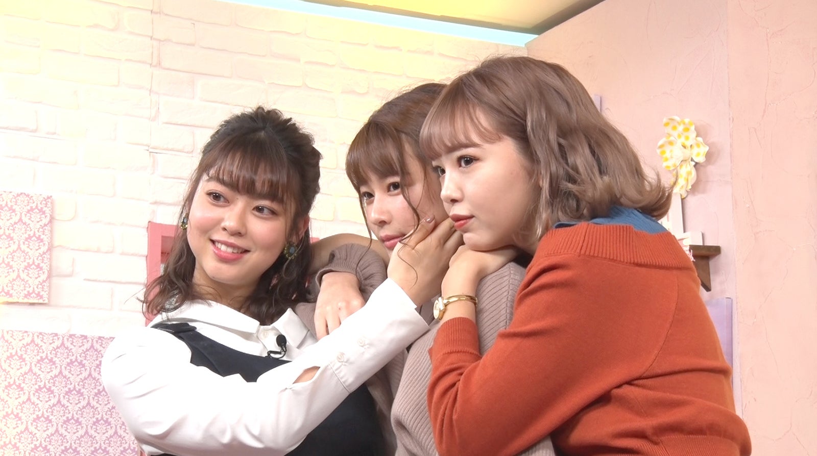 （左から）杉原千尋アナ、鈴木唯アナ、藤田ニコル（提供写真）