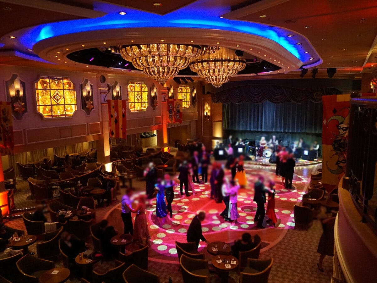 今回のクルーズ中には「仮面舞踏会」がテーマの夜も