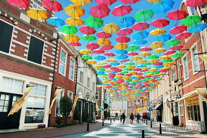 ハウステンボスの空がカラフルに染まる!“雨の日限定”で見れる幻想的な光景