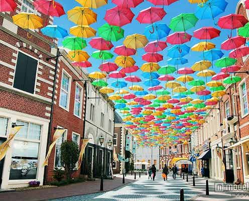 ハウステンボスの空がカラフルに染まる!“雨の日限定”で見れる幻想的な光景