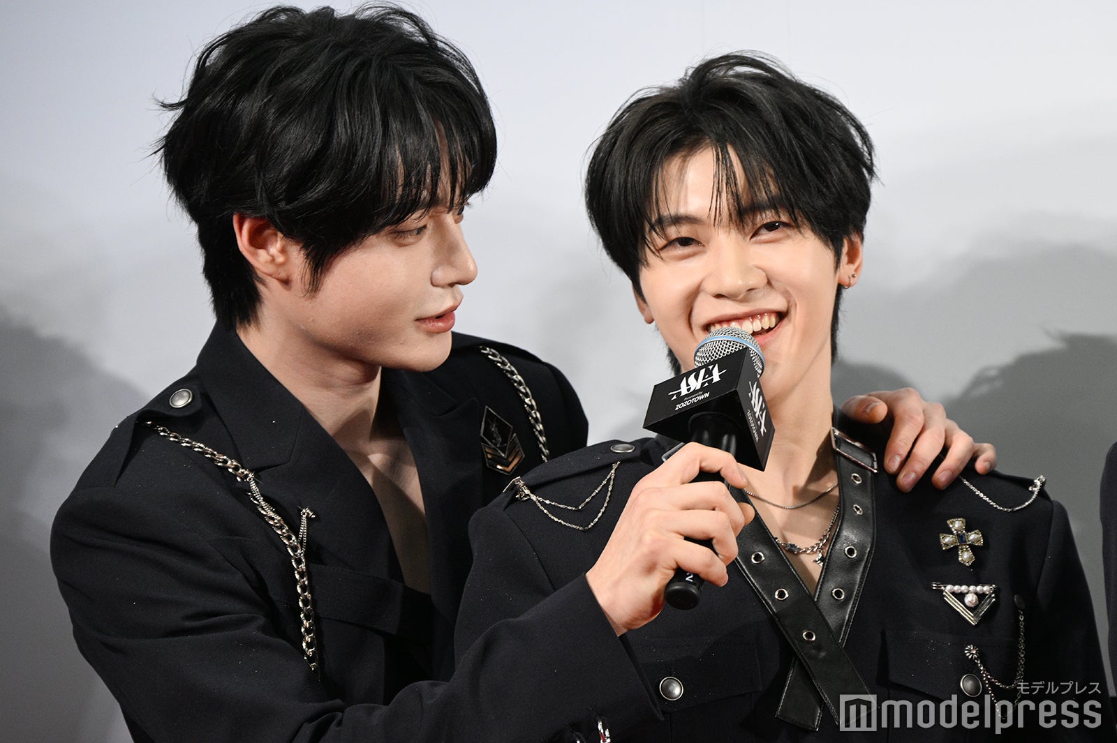 ソク・マシューのマイクサポートをするキム・ジウン（C）モデルプレス