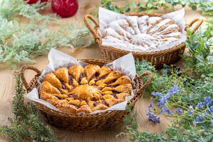 ブルームパイ各3000円。ミートソース(手前)とホワイトチョコ×ベリーソース(奥)