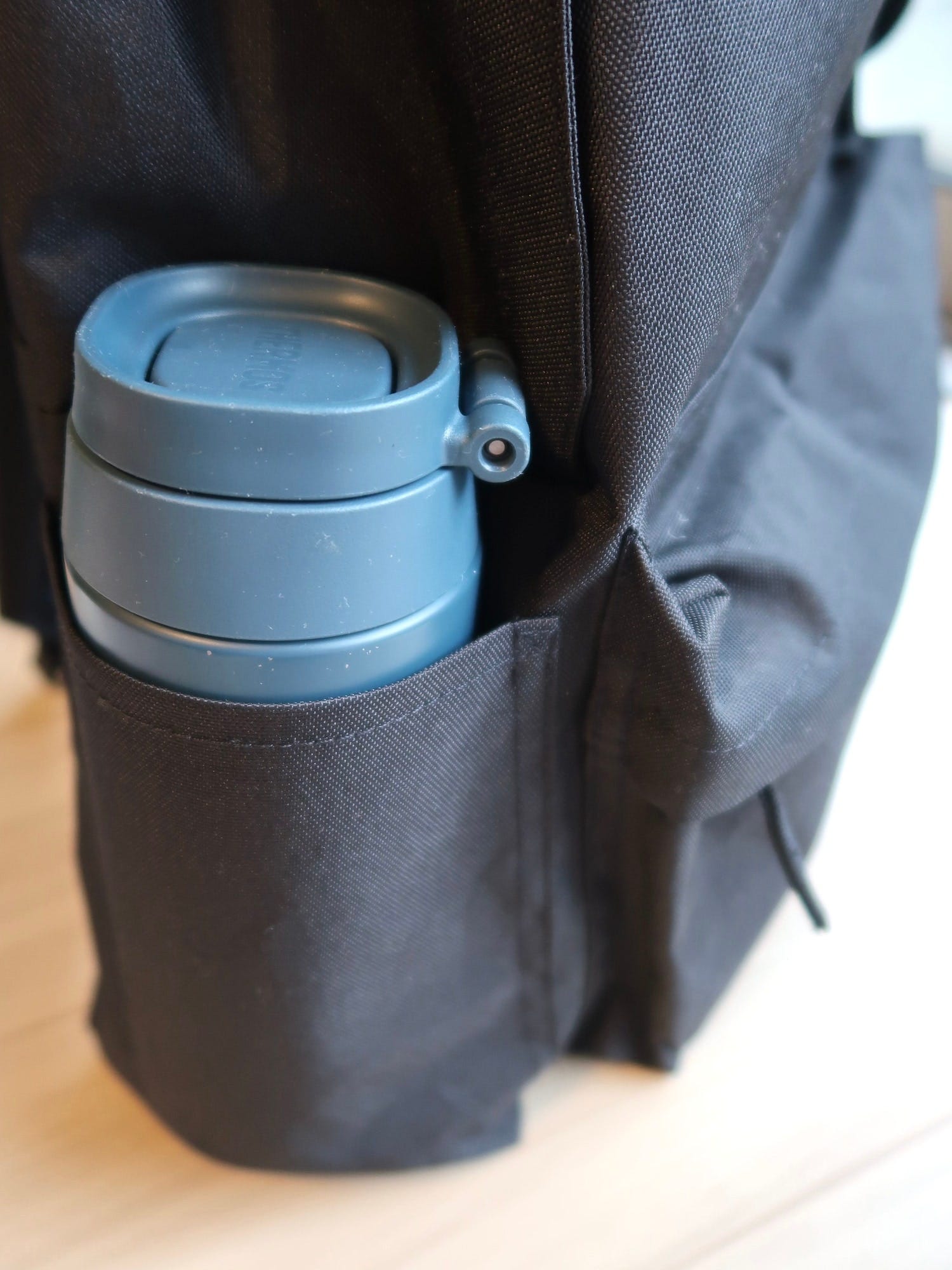 両サイドの深めのポケットには、水筒やペットボトルがらくらく入ります