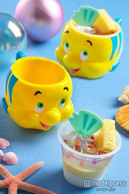マンゴーとヨーグルトのムース、スーベニアカップ付き￥880／（C）Disney