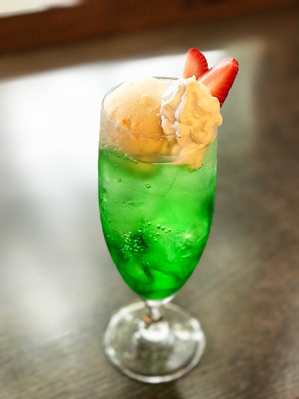 ネコノヒーのメロンクリームソーダ（C）Q-rais 2017