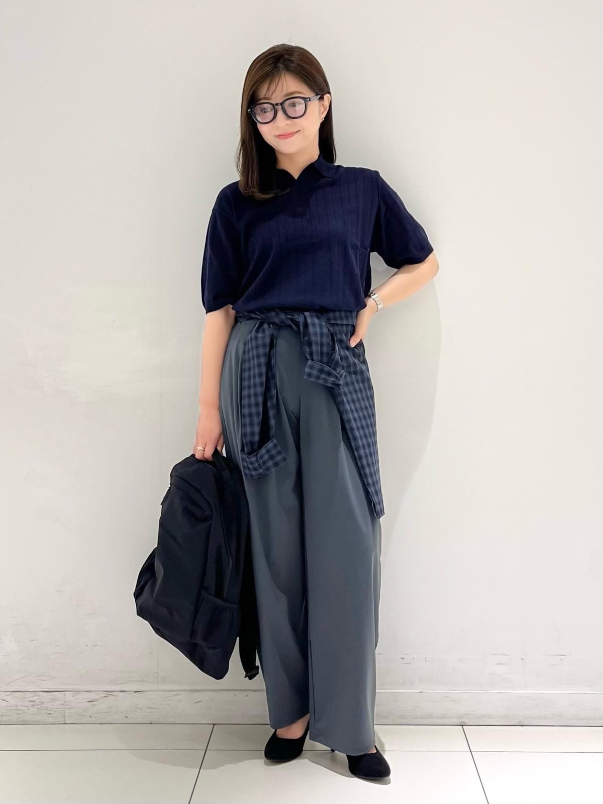 落ち着いた色合いでまとめてオフィスもOKなきれい見えコーデに　出典：StyleHint