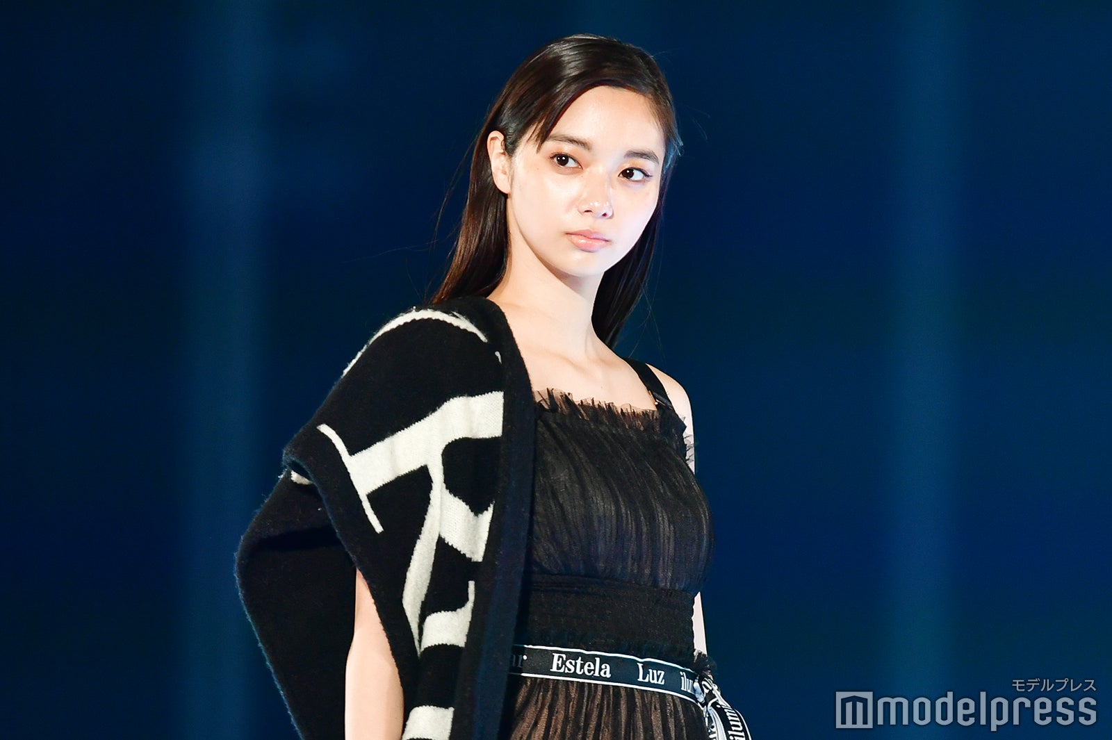 新川優愛、デコルテあらわなキャミドレスでクールに魅了＜TGC2018A／W＞