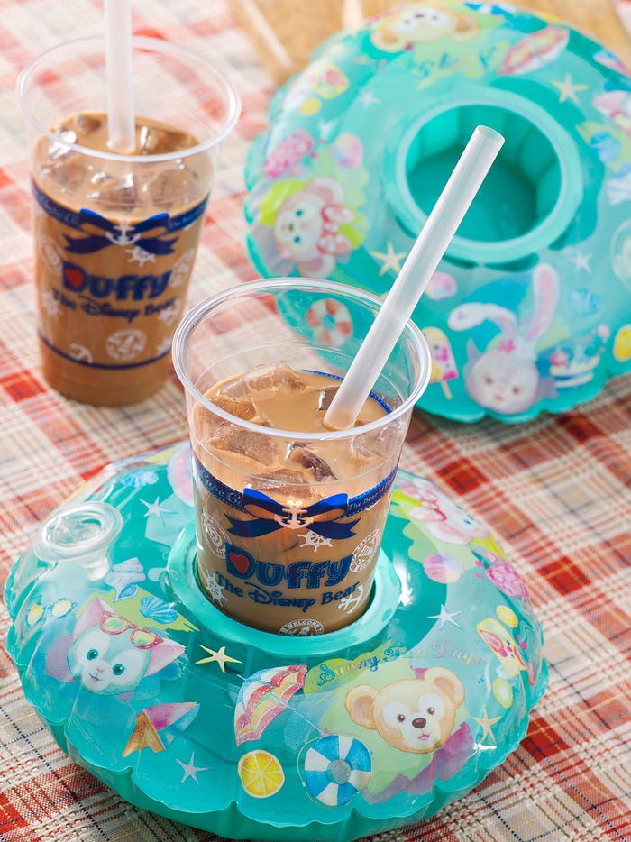 浮き輪をイメージしたスーベニア付きドリンク(価格未定)販売店舗:「ケープコッド・コンフェクション」(C)Disney