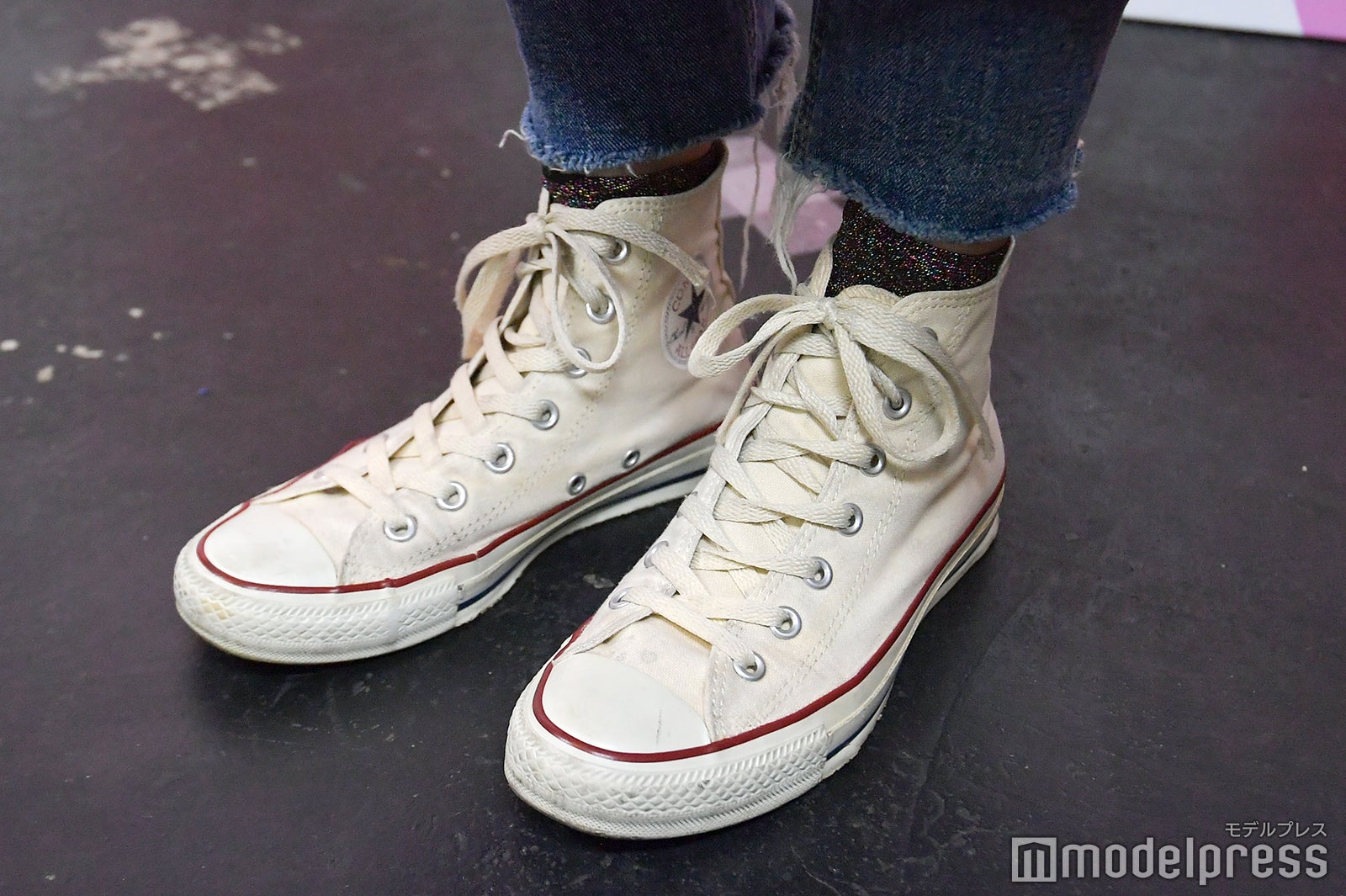 岡本夏美の足元（C）モデルプレス