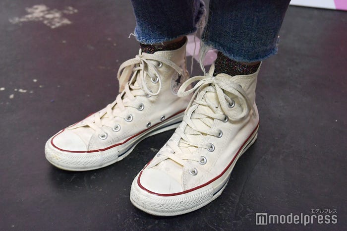 岡本夏美の足元(C)モデルプレス