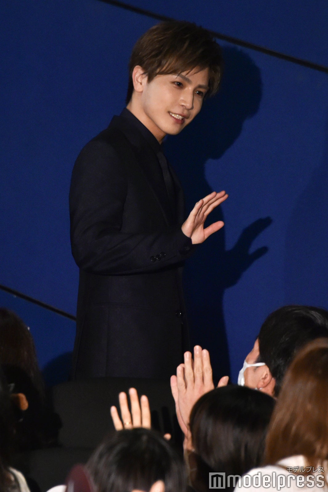観客を見つめ手を振る岩田剛典 （C）モデルプレス