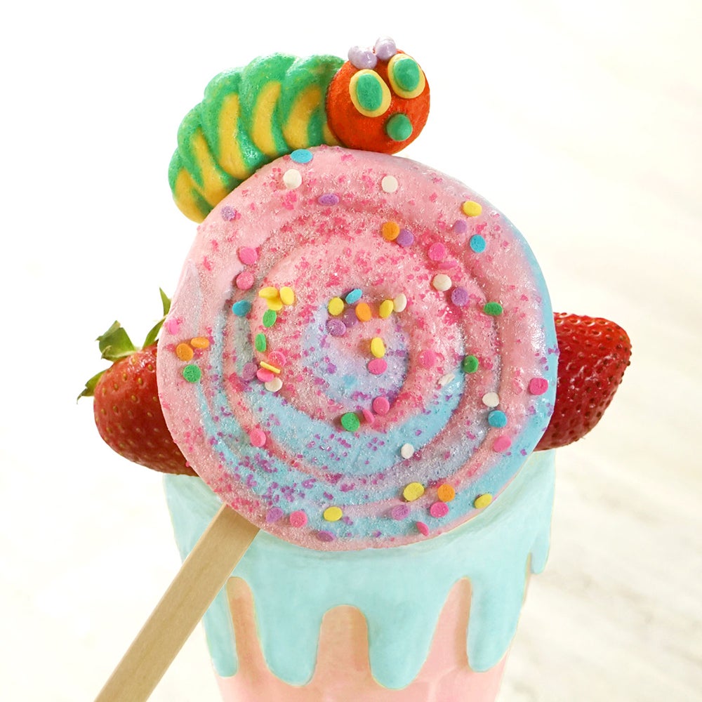 「はらぺこあおむしカフェ」カラフルないちごシェイクや新作メニュー仲間入り