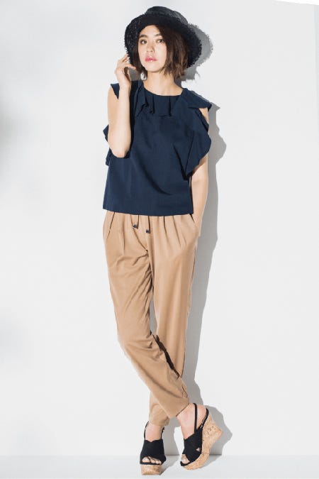 プルオーバーブラウス¥6,900、ルーズパンツ¥7,900、ペーパー中折れハット¥3,900、クロスウェッジサンダル¥6,900(C)TOPLOG