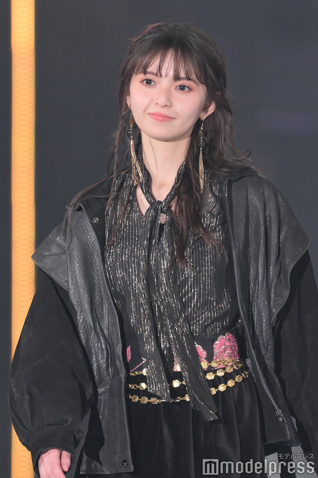齋藤飛鳥、70年代ファッションのレトロコーデ ゆるふわヘアが