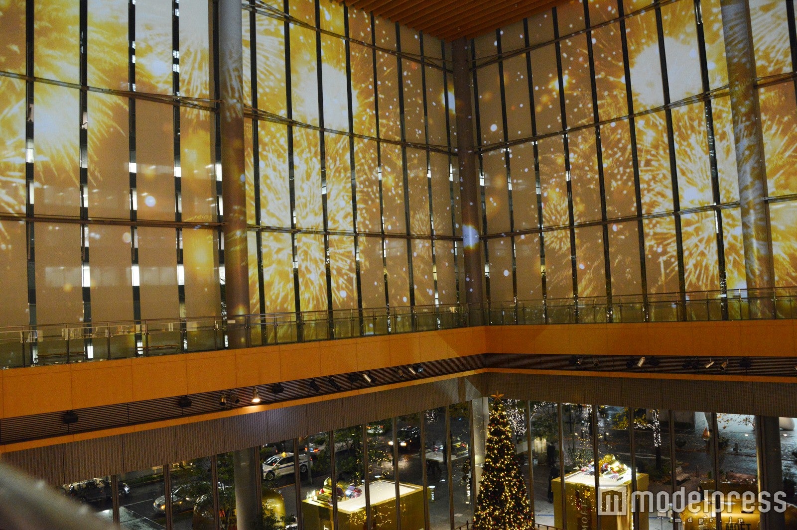 ゴールド花火のプロジェクションマッピング（C）モデルプレス