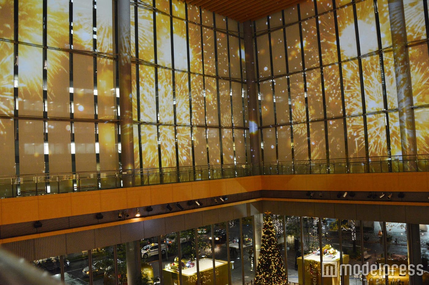 ゴールド花火のプロジェクションマッピング(C)モデルプレス