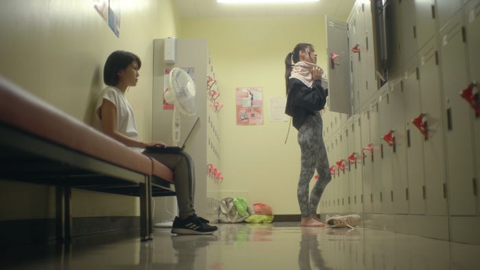 (左)佐津川愛美/第1話場面写真(C)「夫婦円満レシピ~交換しない?一晩だけ~」製作委員会