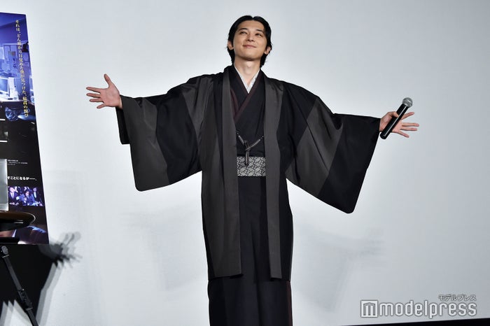 両手を広げ、着物姿をお披露目する吉沢亮 （C）モデルプレス