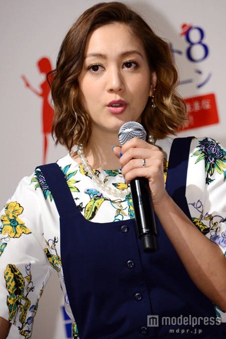 SHELLY、結婚指輪がチラリ