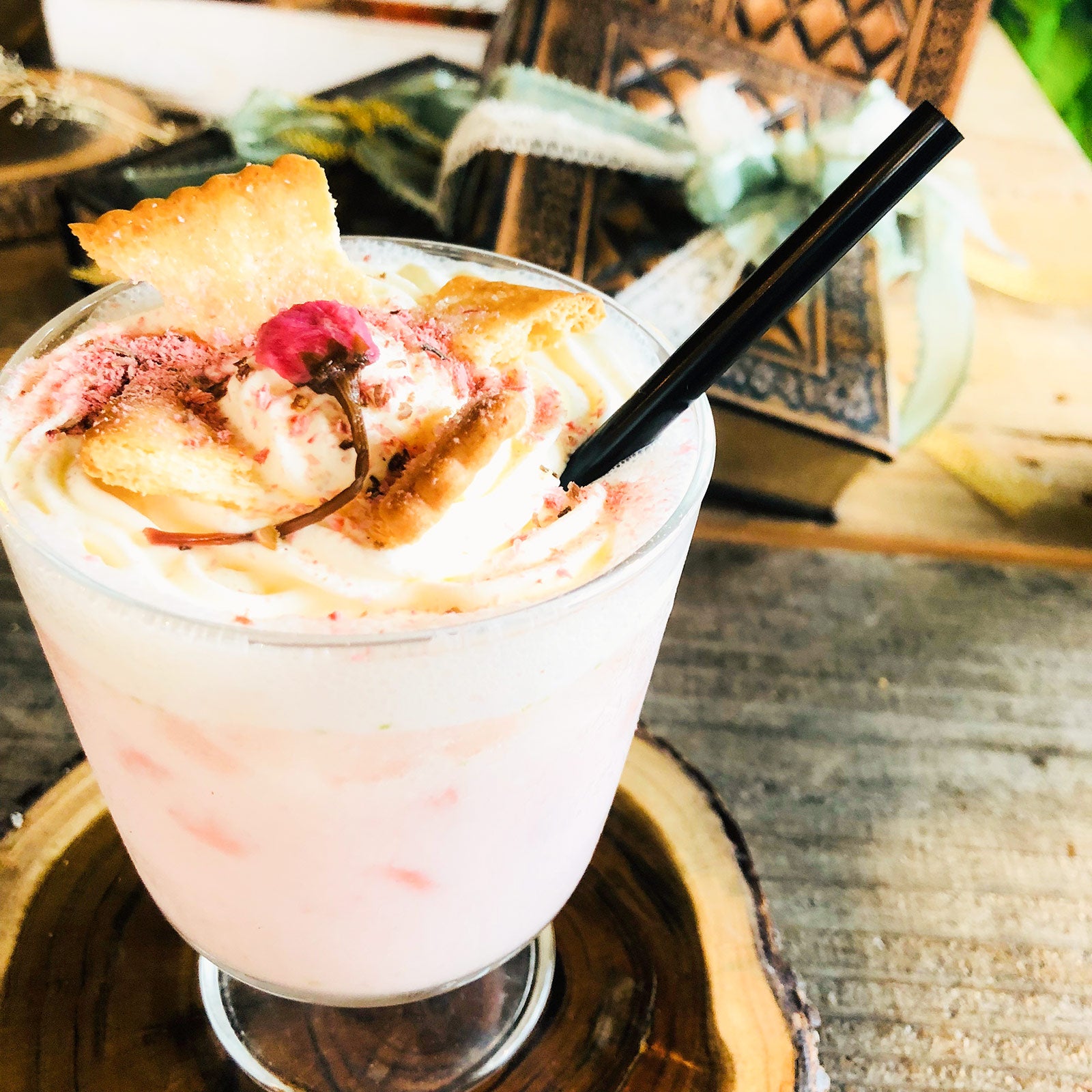 手順2：ビスケット、桜パウダー、桜をトッピングしたら完成／画像提供：柏原歩