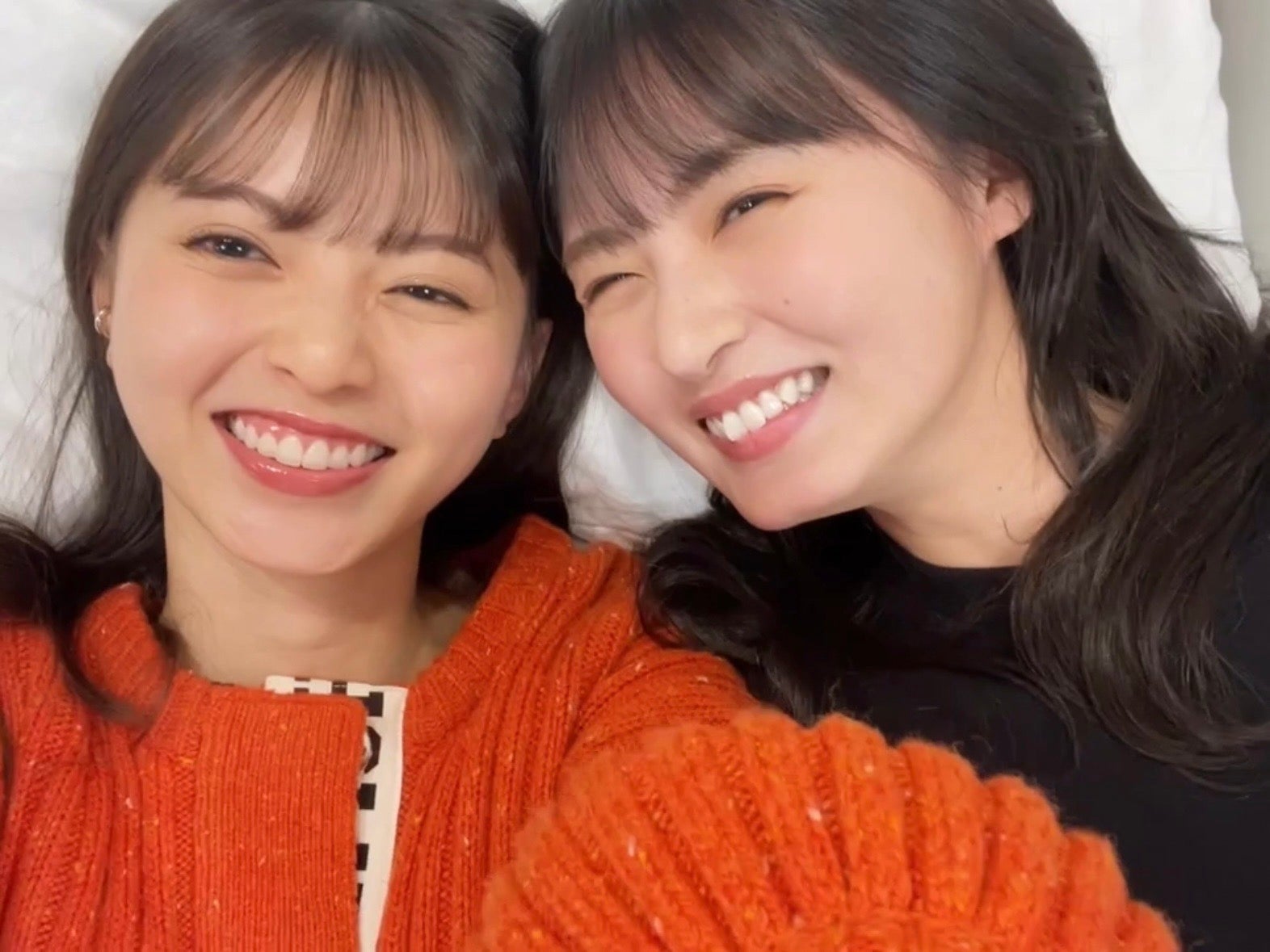 齋藤飛鳥と遠藤さくらの“添い寝”ショット（提供写真）