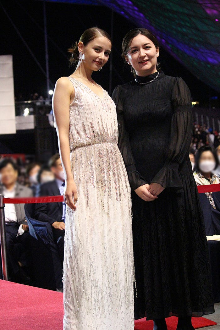 嵐莉菜、川和田恵真監督(C)2022「マイスモールランド」製作委員会