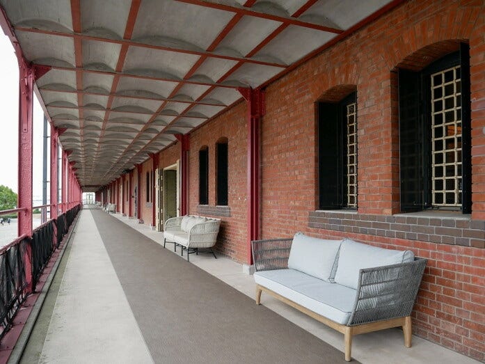 2号館2Fバルコニーにはソファ席を新設