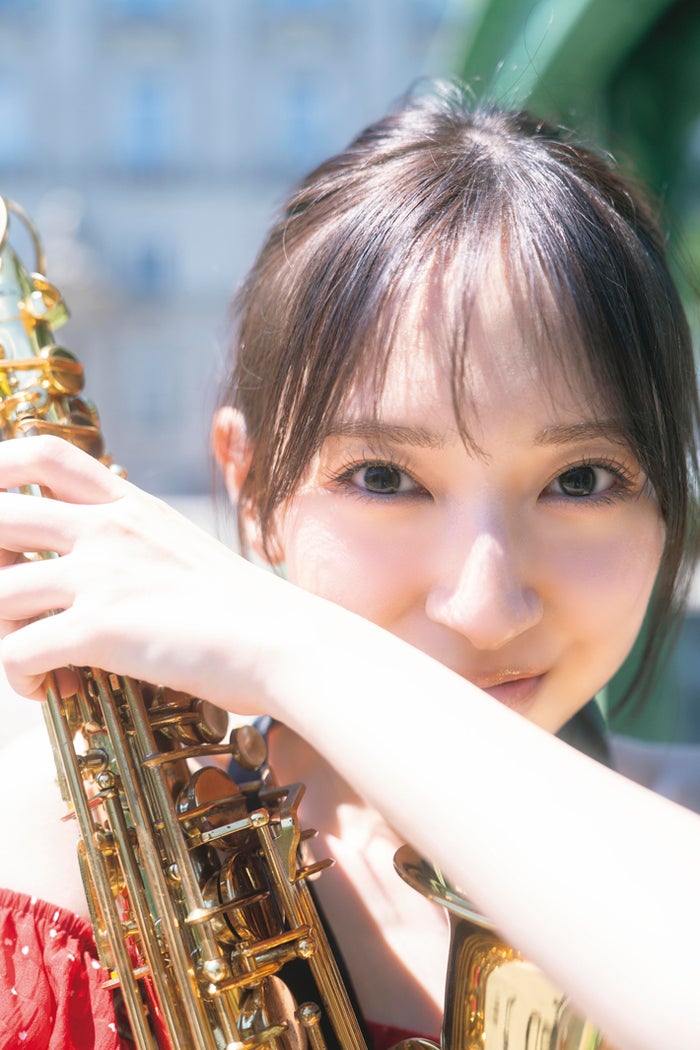 日向坂46金村美玖、ガーリーワンピ身にまとい⾳楽の都ウィーンでサックス演奏 2nd写真集先行カット第7弾解禁【機微】