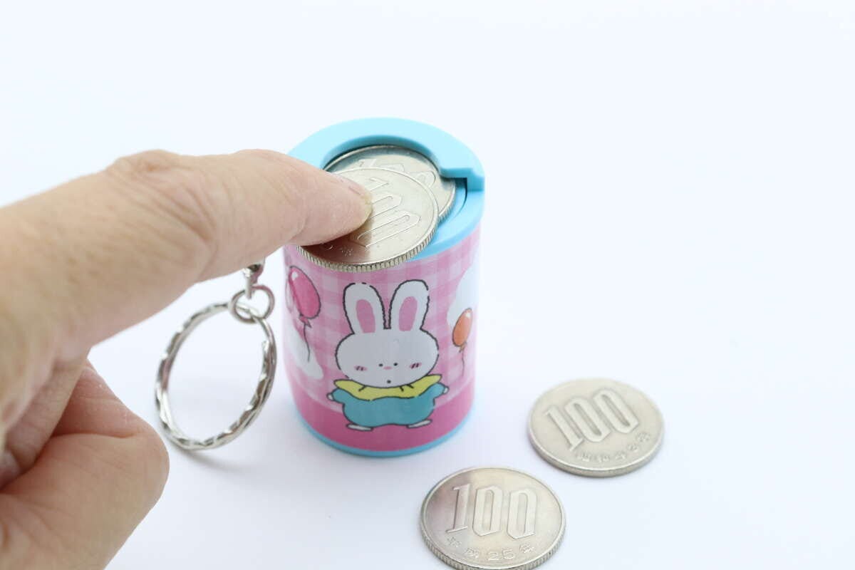 ダイソーのレトロコインケースに100円を入れる