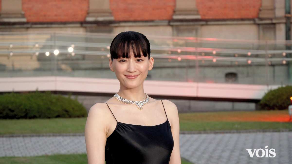 綾瀬はるか、京都で美しさ放つキャミドレス姿 首元に輝くダイヤに「力強さを感じる」
