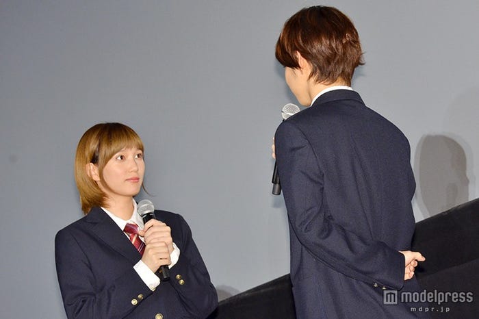 本田翼を見つめ…