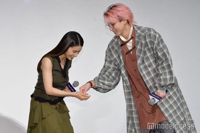 土屋太鳳が落としたイヤリングをすかさず拾う佐久間大介(C)モデルプレス