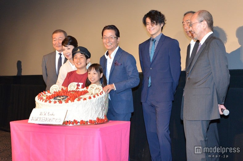 （左から）國村隼、伊藤蘭、吉岡竜輝、花田優里音、水谷豊、小栗旬、岸部徳一、降旗康男監督