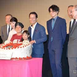 (左から)國村隼、伊藤蘭、吉岡竜輝、花田優里音、水谷豊、小栗旬、岸部徳一、降旗康男監督