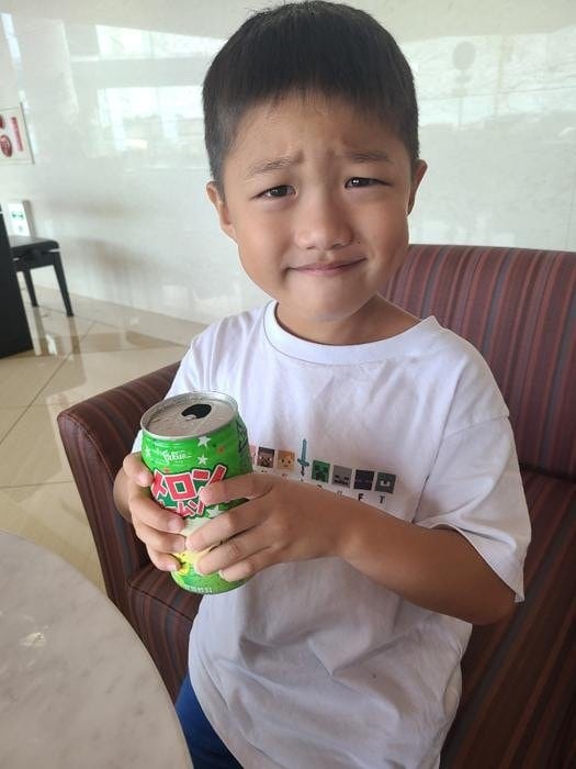 小原正子 ジュースを飲む次男と娘の姿に そっくり 可愛い の声 モデルプレス