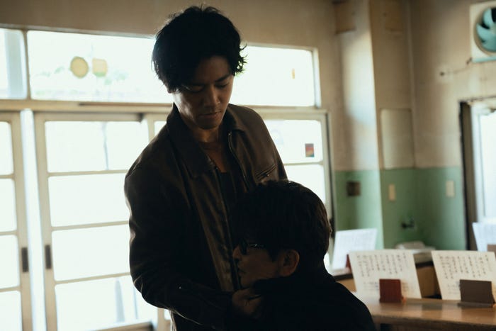 桐谷健太、哀川翔「Qrosの女」第5話(C)「Qrosの女」製作委員会