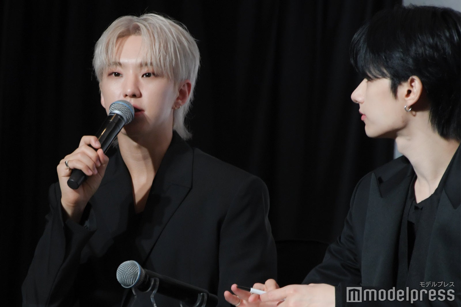 真剣に話すHOSHI（ホシ）を見ているJUN（ジュン）（C）モデルプレス