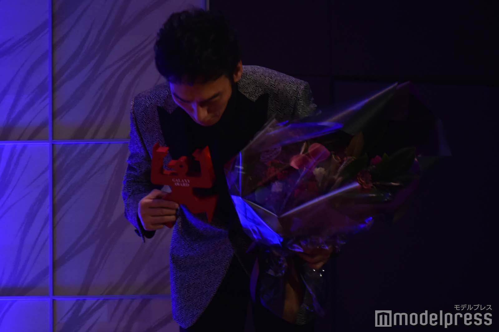 最後に一礼して会場を去った草なぎ剛 （C）モデルプレス