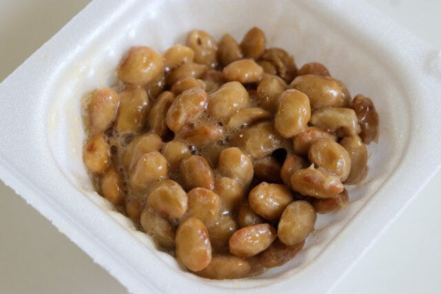 納豆に付属のたれ、削り節を加えて混ぜる。