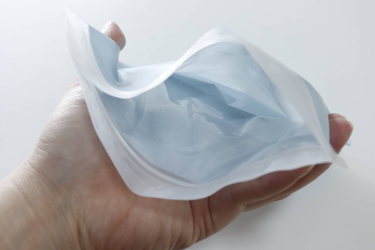 手に持った保冷剤付ジップバッグの口を開け、中の保冷ジェルが見える