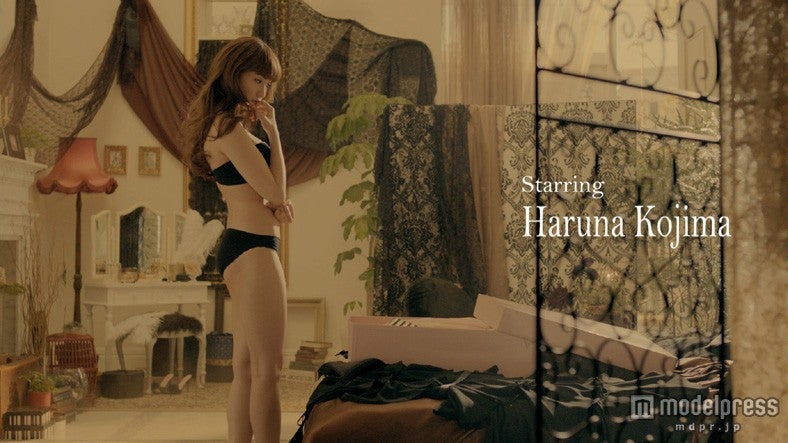 小嶋陽菜出演／ショートムービー「Red Carpet」より